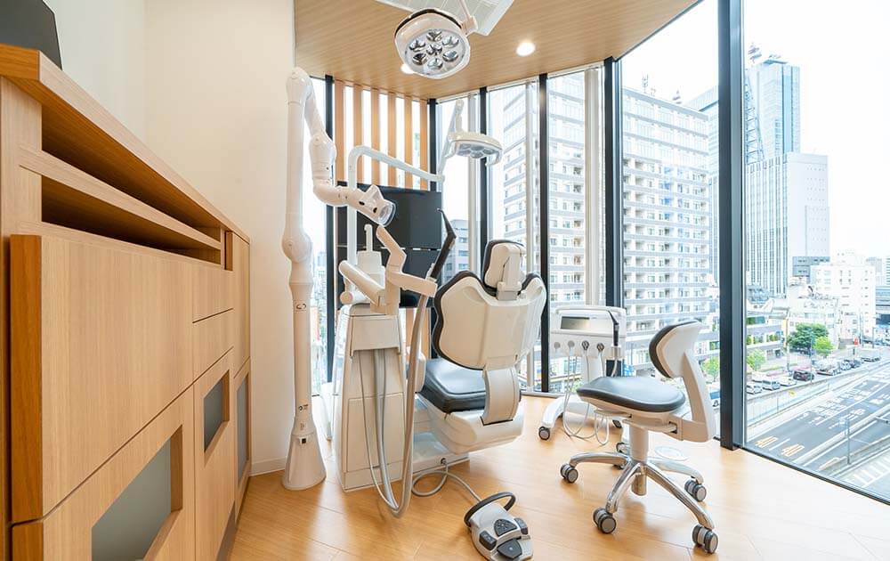 東京都港区新橋の親知らず抜歯専門の歯医者・歯科【東京新橋歯科口腔外科】は初診当日の抜歯が可能。迅速な抜歯治療